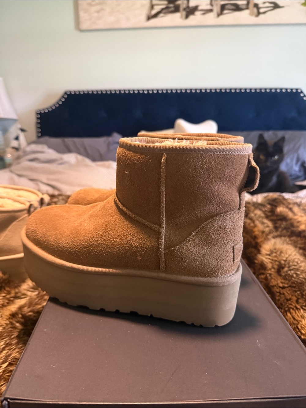 UGGS Women's Platform Suede mid Ankle Boots - Tan/brown size 8